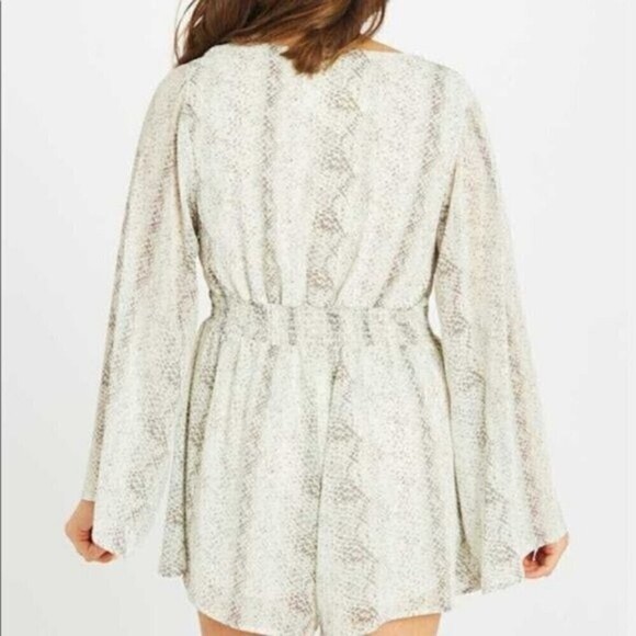 Altar'd State Front Tie Long Sleeve Snakeskin Print Romper Gray Size M - Picture 2 of 10